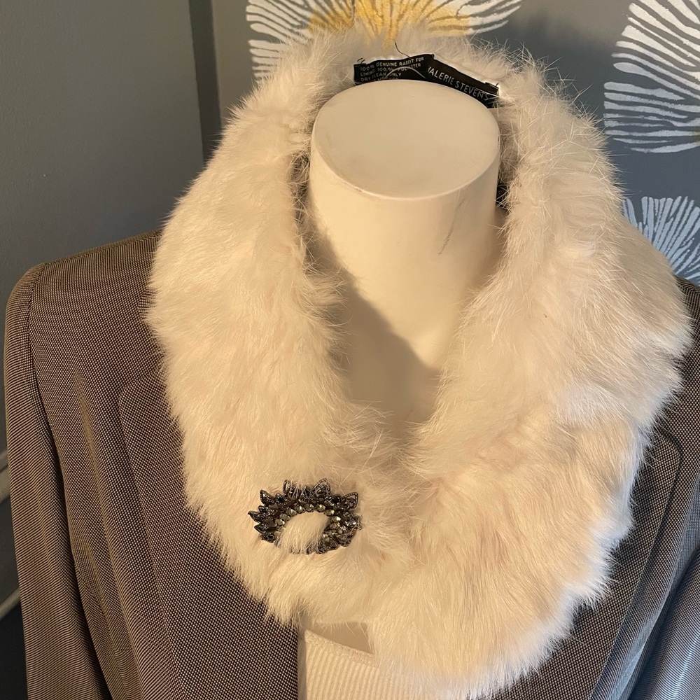 Valerie Stivens rabbit boa/collar with broch 27”/6 ” new with tag